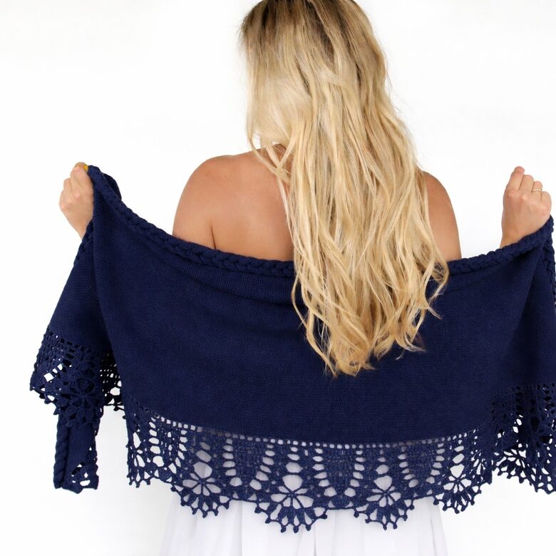 Plecu šalle adīta ar dekoratīvu tamborētu malu tumši zilā krāsā, kods WB16